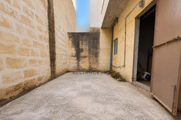 2 Bedroom Maisonette For Sale